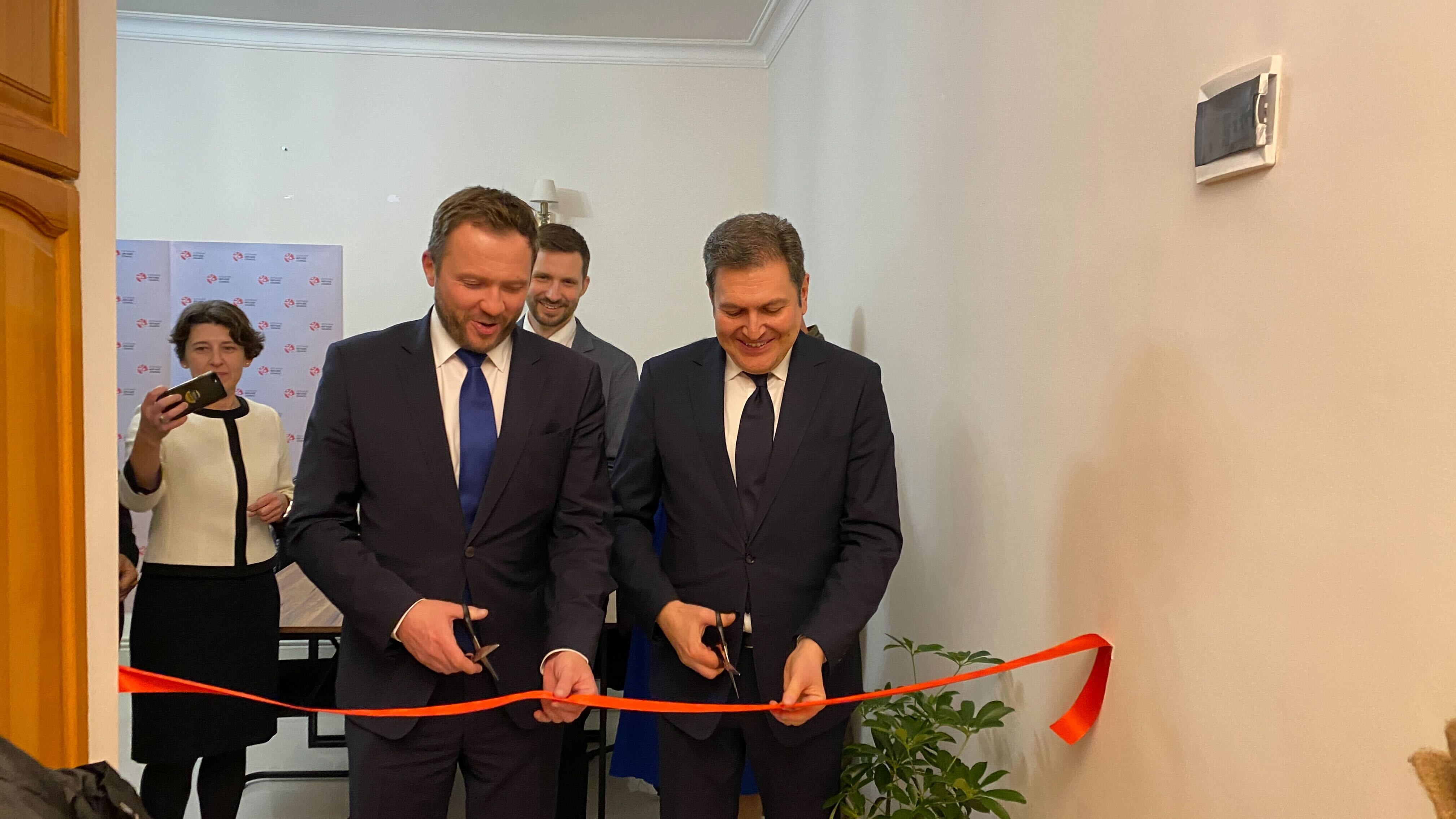 armeenia kontori avamine - lindi lõikamine