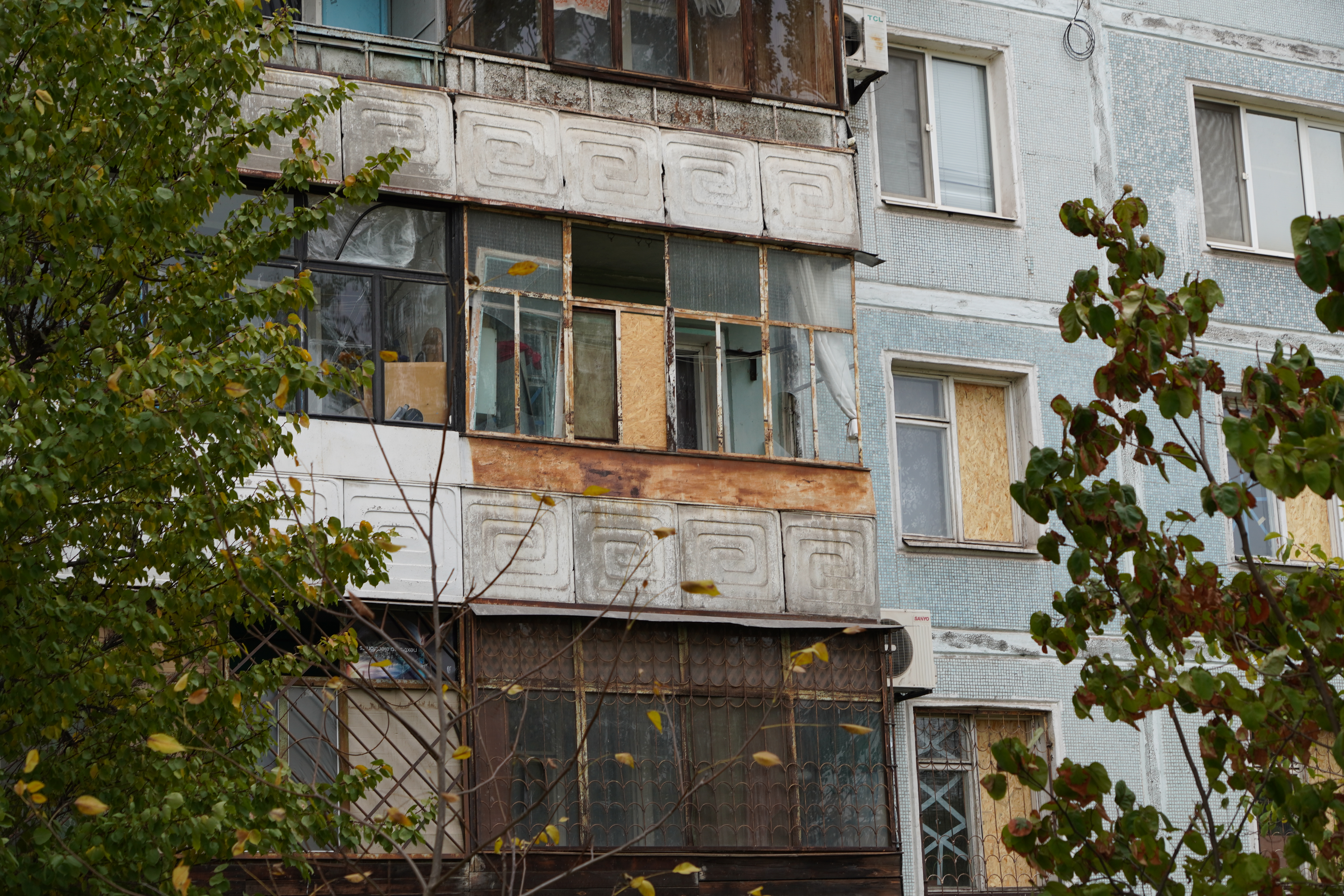 Sõjakahjustused Ukrainas. Purustatud aknad on kinni löödud, et sooja toas hoida