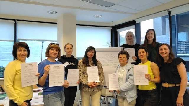 People with diplomas 