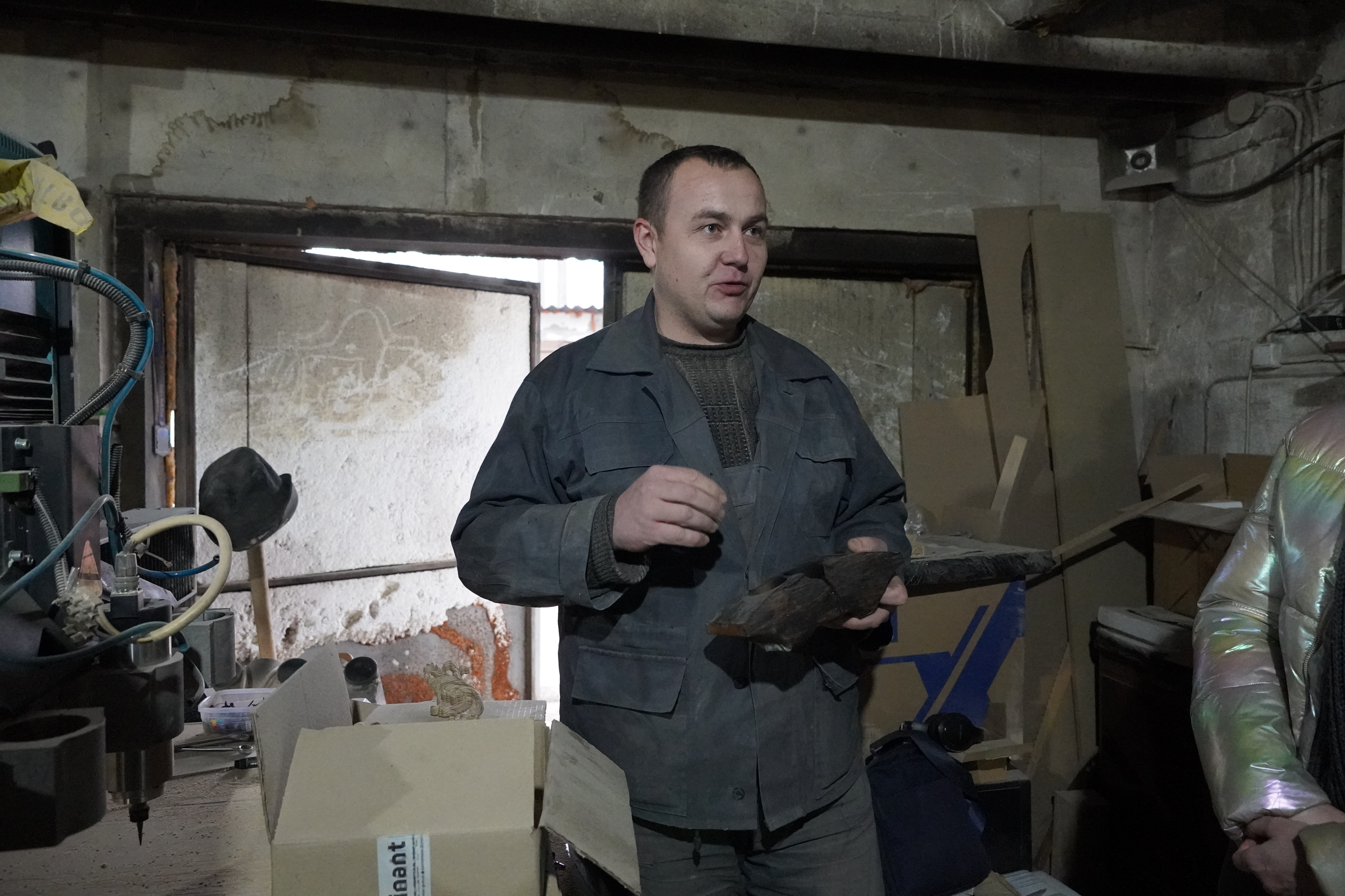 Павло показує свічник, зроблений власноруч