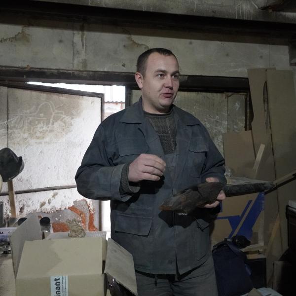 Павло показує свічник, зроблений власноруч